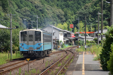 Obraz premium ローカル駅を走る列車