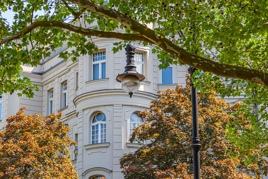 Berlin Kurf&uuml;rstendamm, historische Laterne mit denkmalgesch&uuml;tzter Gr&uuml;nderzeit Fassade, Luxusimmobilien, Luxuswohnungen, beste Lage, Berliner Westen, Herrschaftswohnungen, Erker, Architektur, Ecke
