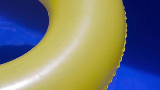 Aro inflable en pisicina