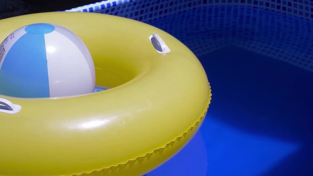 Juguetes en piscina