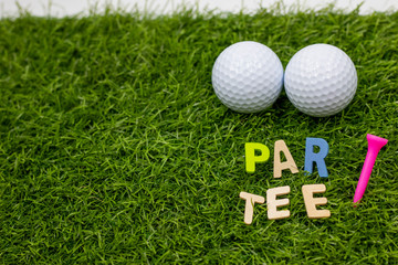 Golf party invitation par tee golf ball with colorful tee on green grass - obrazy, fototapety, plakaty