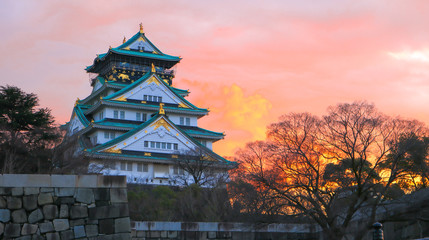 夕焼けに染まる大阪城