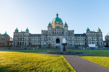 Front of British Columbia Legislature with fountain down town Victoria BC on sunny day  - obrazy, fototapety, plakaty