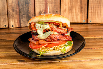 comida. parrilla y hamburguesa