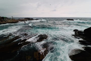 Obraz premium waves crashing on rocks