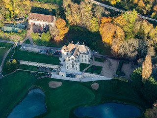 Fototapeta na wymiar vue aérienne du château de Villarceaux dans le Val d'Oise en France