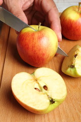 Slicing apples
