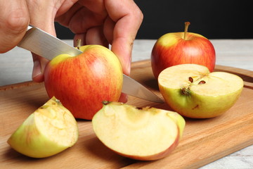 Slicing apples