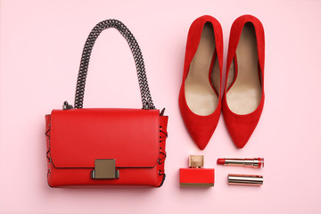 Flat lay composition with stylish woman's bag and accessories on pink background - obrazy, fototapety, plakaty