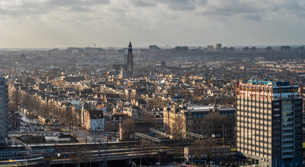 Naklejka premium Amsterdam Topview do centrum miasta z zachmurzonym niebem