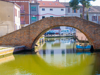 Canali e ponti a Comacchio, Emilia Romagna, Italia, con cielo blu senza nuvole
