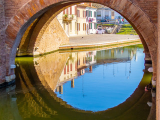 Canali e ponti a Comacchio, Emilia Romagna, Italia, con cielo blu senza nuvole