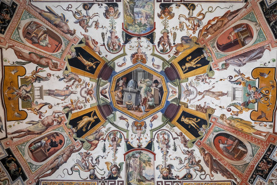 Panoramic view of interior and arts of Uffizi Gallery