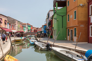Fototapeta na wymiar Panoramic view of coloured homes and water canal with boats in Burano