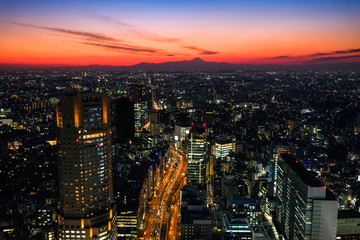 Obraz premium 東京 渋谷スクランブルスクエア 展望台からの夕暮れ