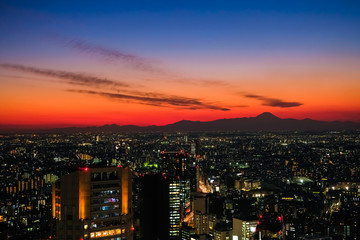 Fototapeta premium 東京 渋谷スクランブルスクエア 展望台からの夕暮れ 富士山