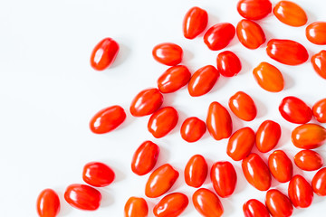 Pomidory paprykowe leżące na białym blacie. Świeże warzywa - czerwone pomidory.