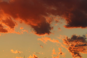 夕焼けに染まる暁の空と雲