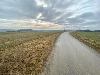 Feld und Strasse bei Emmingen in Süddeutschland
