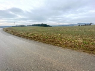 Feld und Strasse bei Emmingen in Süddeutschland