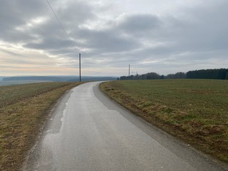 Fototapeta na wymiar Feld und Strasse bei Emmingen in Süddeutschland
