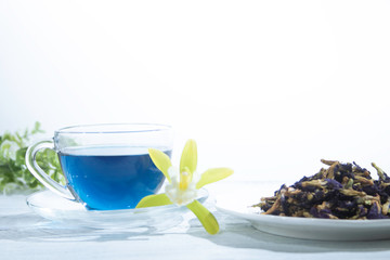 タイの青いお茶、バタフライピー茶と乾燥させたチョウマメの花（お茶の原料）