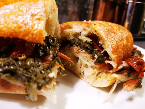 Ciabatta con cicoli broccoli e pomodoro secco