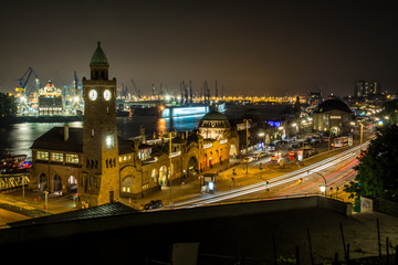 Fototapeta na wymiar Die Landungsbrücken in Hamburg bei Nacht