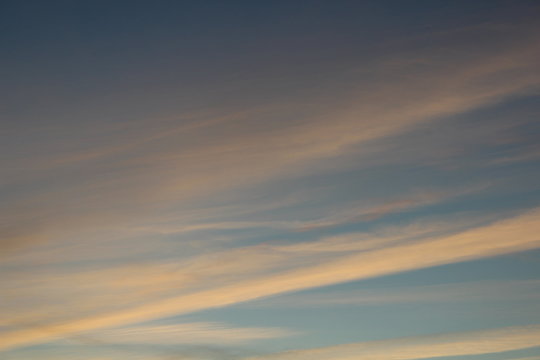 Nubes finas al anochecer&ccedil;