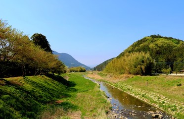 田舎　春　川　山　青空　風景　杤木