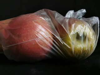 manzana en bolsa de plastico