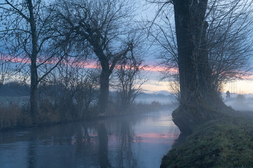 Bach im Nebel bei Sonnenuntergang