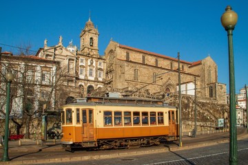 Viejo tranvía de Oporto y la iglesia de San Francisco detrás (Oporto, Portugal).