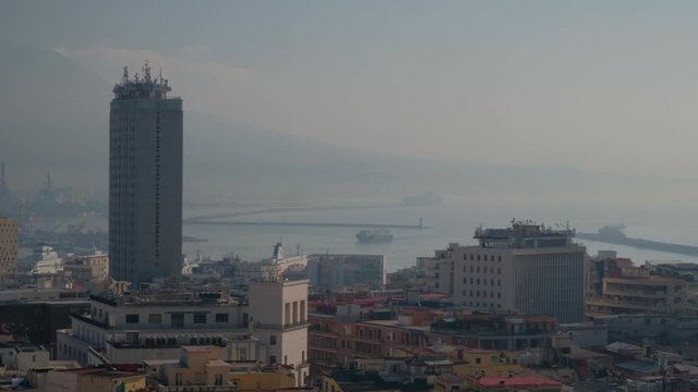 N&aacute;poles. Barco llegando al puerto. Campania, Italia, Europa.