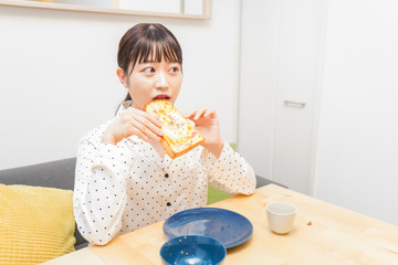 朝食を食べる若い女性