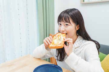 朝食を食べる若い女性