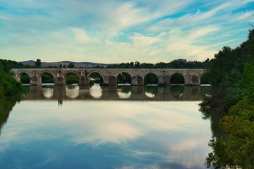 Fototapeta na wymiar Río Guadalquivir y puente romano de Córdoba