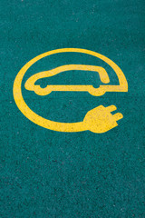 Se&ntilde;al de carga para automovil el&eacute;ctrico en un parking