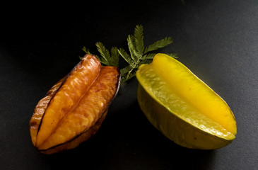 Karambole die tropische Sternfrucht vor schwarzen Hintergrund