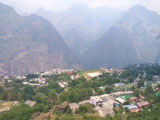 Fototapeta na wymiar village in the mountains Auli India