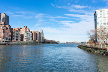 Fototapeta premium The East River between Roosevelt Island and the Upper East Side in New York City