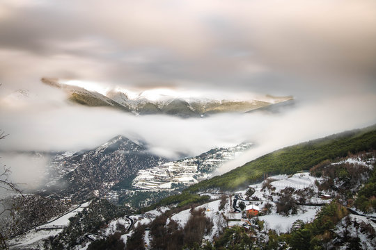 Sant Julia de Loria, Niebla en las monta&ntilde;as despu&eacute;s de una gran nevada en invierno.