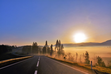 Obraz premium sunrise with fog at the roadside