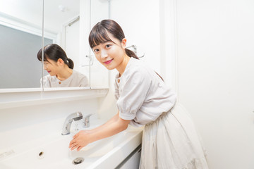 手を洗う若い女性
