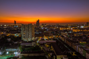 Obraz premium abstract background of the green leaves in the park,with the blur of bokeh,the light from the colorful shelter falling onto,a kind of artistic beauty of nature