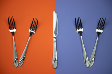 Widelce i nóż na kolorowym tle, sztućce kuchenne