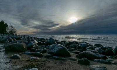 Obraz premium landscape with a rocky beach in the evening
