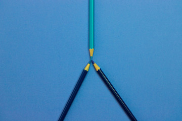 Niebieskie tło, kredki © andsko