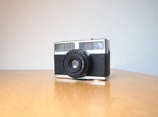 Camara analógica vintage sobre una mesa