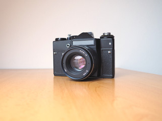Camara analógica vintage sobre una mesa